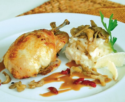 Caille farcie au foie gras de canard rôtie aux airelles, risotto aux pleurotes - 