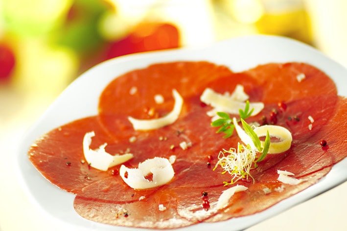 Carpaccio de boeuf aux fruits secs torréfiés et huile d'olive aux aromates, salade de roquette vinaigrette au cidre - 