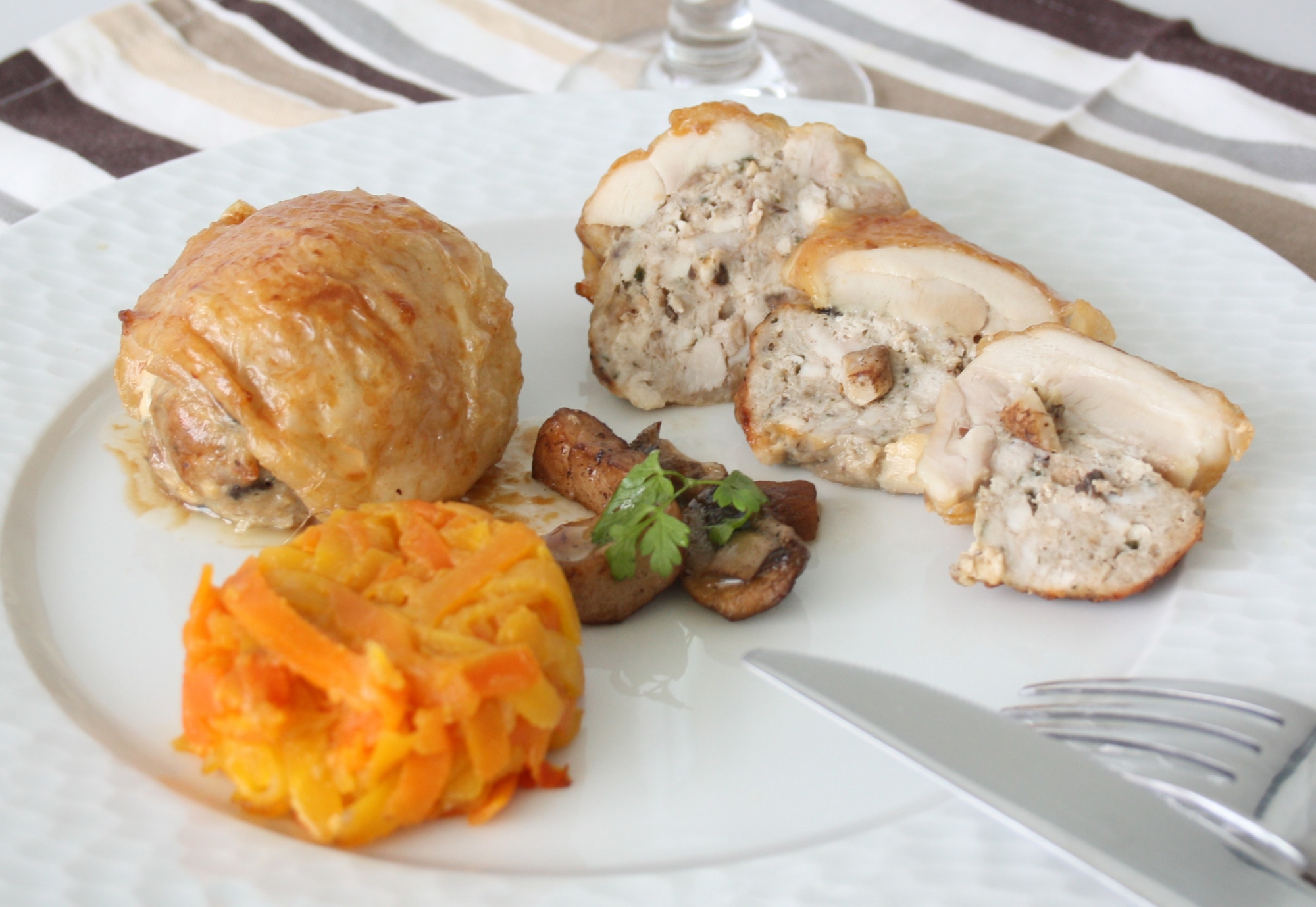 Fondant de poulet, tagliatelles de carottes et cèpes persillées - 