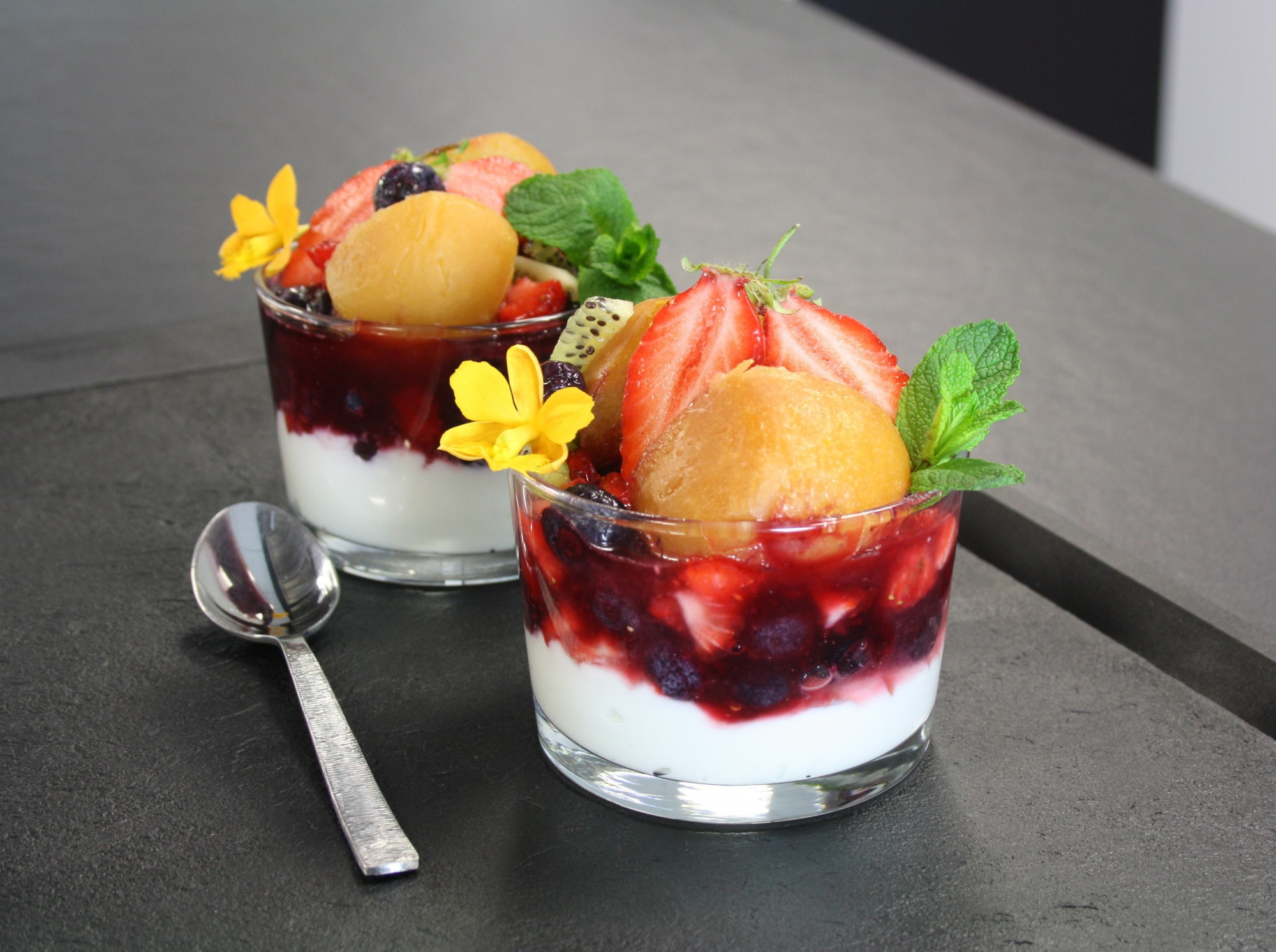 Verrine de Babas au rhum, fruits rouges sur lit de fromage blanc - 