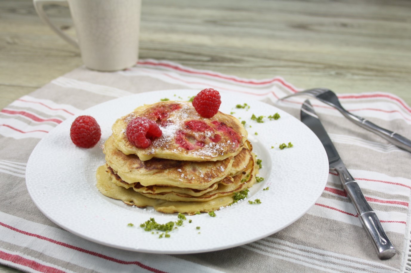 Pancakes au riz au lait caramel et framboises - 