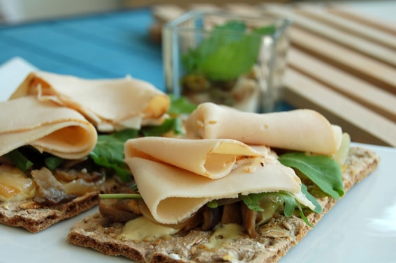 Crackers de Poitrine de Poulet aux pleurotes, roquette et moutarde à l'ancienne - 