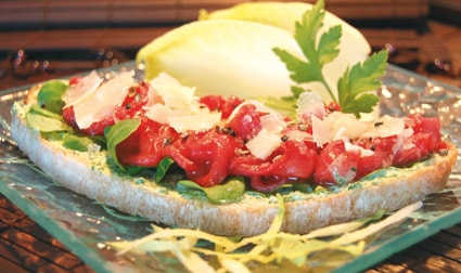 Tartine de Carpaccio de Bœuf, mousse de roquette, huile d'olive et parmesan - Jean Routhiau