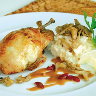 Caille farcie au foie gras de canard rôtie aux airelles, risotto aux pleurotes - 