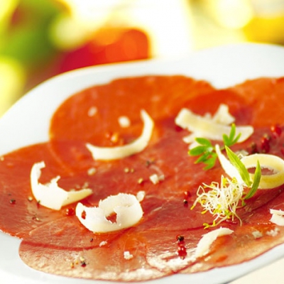 Carpaccio de boeuf aux fruits secs torréfiés et huile d'olive aux aromates, salade de roquette vinaigrette au cidre - 