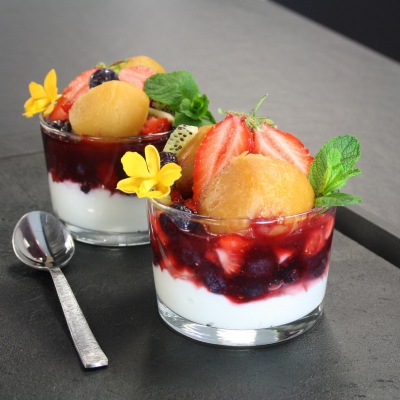 Verrine de Babas au rhum, fruits rouges sur lit de fromage blanc - 