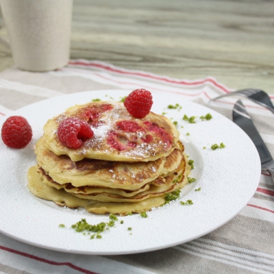 Pancakes au riz au lait caramel et framboises - 