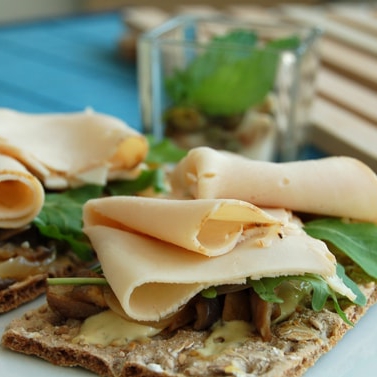 Crackers de Poitrine de Poulet aux pleurotes, roquette et moutarde à l'ancienne - 