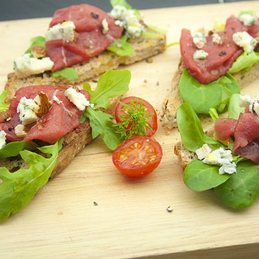 Tapas au carpaccio et roquefort - Jean Routhiau