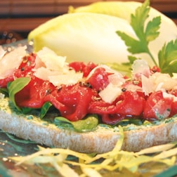 Tartine de Carpaccio de Bœuf, mousse de roquette, huile d'olive et parmesan - Jean Routhiau